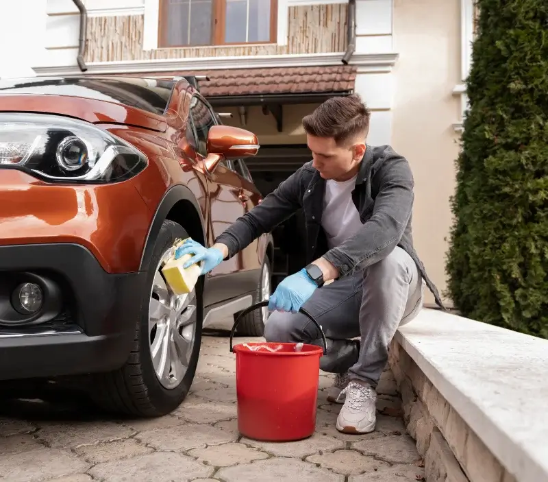 Lavage auto à domicile Rives-d'Autise : professionnel intervenant sur un véhicule
